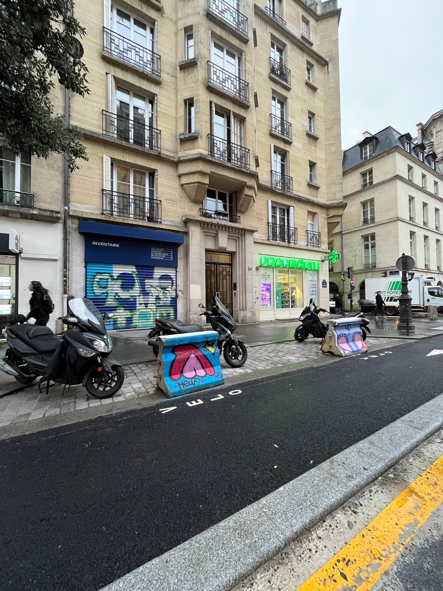 ✨ Qlote et Meuf dans le Marais – Quand deux femmes tracent la nuit, l’art devient manifeste 🎨🌙